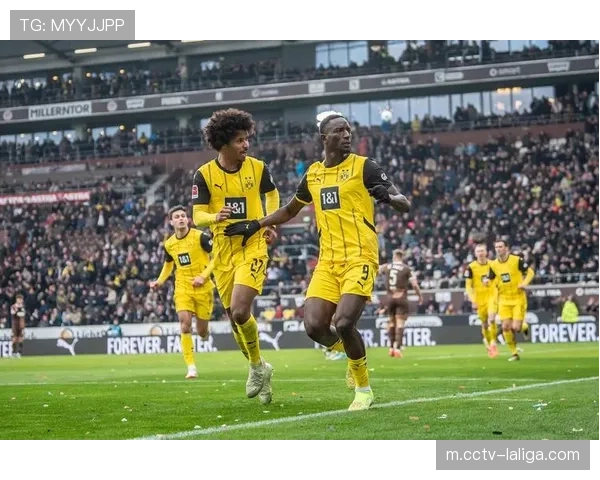 吉拉西传射建功引领锋线 多特蒙德主场2比0击退真蓝黑 吉拉西传射建功引领锋线 多特蒙德主场2比0击退真蓝黑